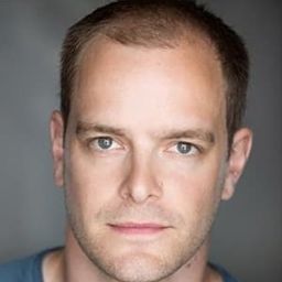 Matthew Barker 飾演 Mark Price