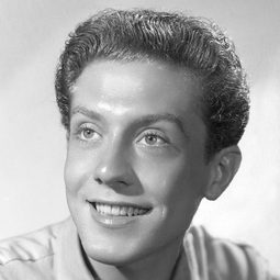 Ferenc Kállai 飾演 Reverend Mr Berecz