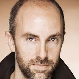 Tim Steed 飾演 Bernard