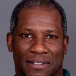 丹尼斯·魯奇 飾演 Ken Maduro