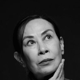 蘇珊·阿菲卡 飾演 Lola Leonida