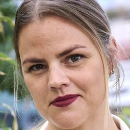 Amalie Lindegård 飾演 Liv