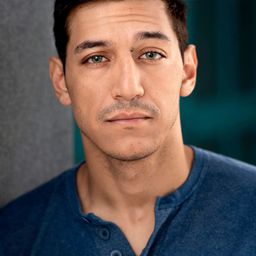 Alexander Alayon 飾演 Alejandro Morales