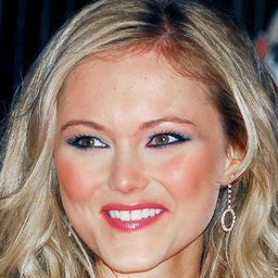 Jayne Wisener 飾演 Tracy