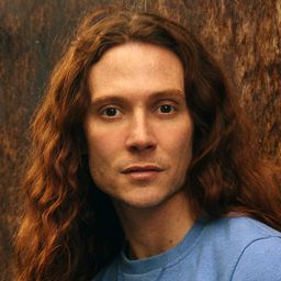 Romain Brau 飾演 Fred