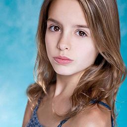 Ava Preston 飾演 Polly Graph