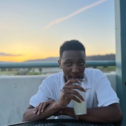 Joe Njenga 飾演 Johnny