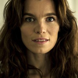 Marie Bach Hansen 飾演 Anna