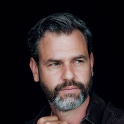 Florens Schmidt 飾演 Flo