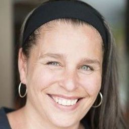 Yaba Holst 飾演 Julie