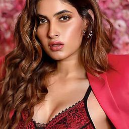 Karishma Sharma 飾演 Tina