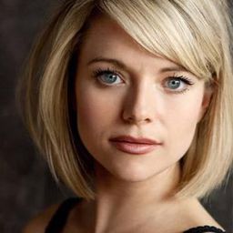 Antonia Bernath 飾演 Cathy