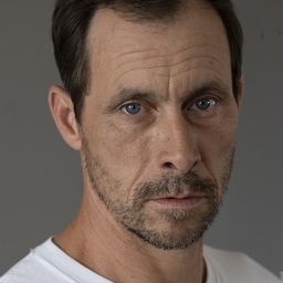 Marc Hosemann 飾演 Niklas