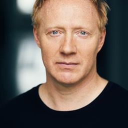 Simon Schwarz 飾演 Ole