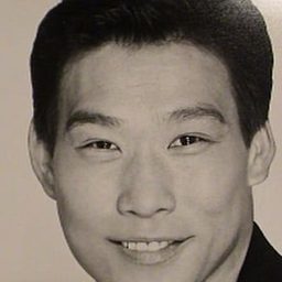 Stuart Quan 飾演 Vietnamese Killer at Bar