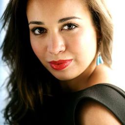 娜丁‧塞拉 飾演 Self - Host