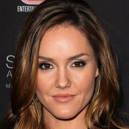 Erinn Hayes 飾演 