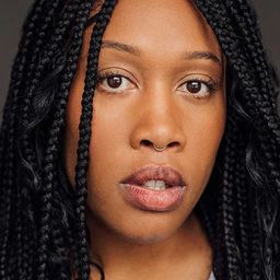 Aisha Evelyna 飾演 Aisha