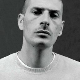 Akhenaton 飾演 Self