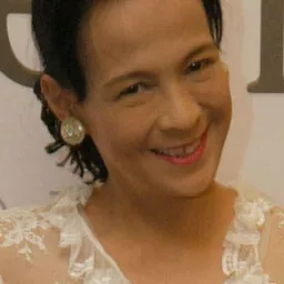 英格麗·維賈納爾可 飾演 Grandmother