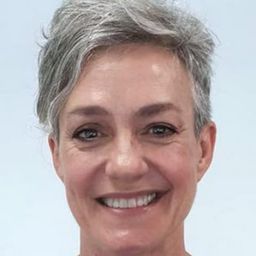 波·彼得森 飾演 Karen Detmer