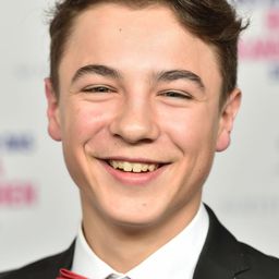 Marinus Hohmann 飾演 Basti