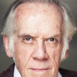 Chris Bearne 飾演 Gordon Bennett