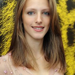 Arianna Nastro 飾演 Alice Della Rocca (young)