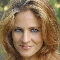 Jessica Steen 飾演 Tracy Steelgrave