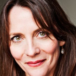 Anna Wilson-Jones 飾演 Sally