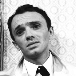 Krzysztof Litwin 飾演 Miecio