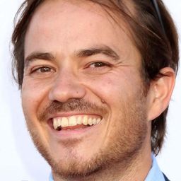 厄尼斯·雷拉 - 猩瘋血雨編劇