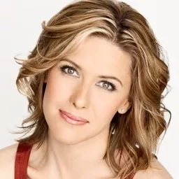 Caroline Cave 飾演 Ms. Hope