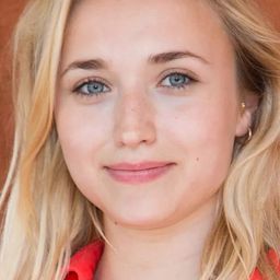 克洛伊·喬安娜 飾演 Raphaëlle