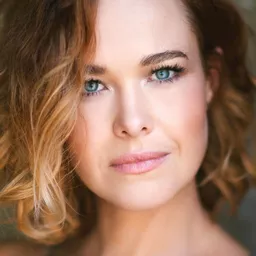 Krew Boylan 飾演 Red