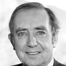 Hans Clarin 飾演 Narrator (voice)