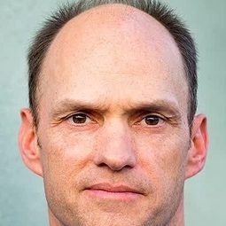 布萊恩·史特潘尼 - Monster Mutt演員 飾演Dr. Victor Lloyd