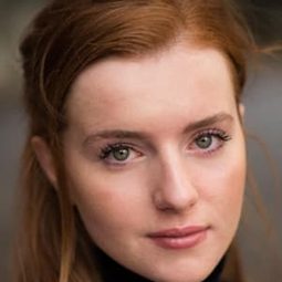 Hannah Onslow 飾演 Janine