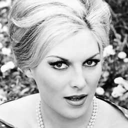 Graziella Granata 飾演 The maid (segment "Il passo")