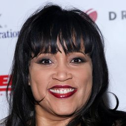 潔姬·哈利 飾演 Iris