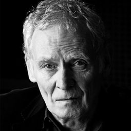 Karl Johnson 飾演 Self