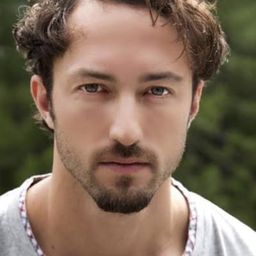 Matthew Smiley 飾演 Trinis