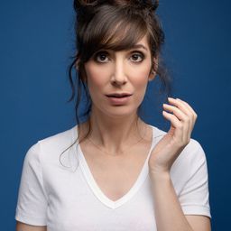 Nora Hamzawi 飾演 Carole