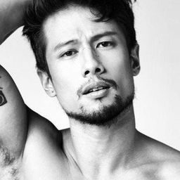 John James Uy 飾演 