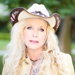 Bonnie Paul 飾演 Daniella