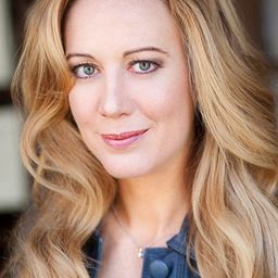 Renée Percy 飾演 Sandy