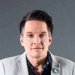 Bela B. - 歡樂酒吧演員 飾演Olli