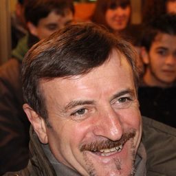 Giacomo Poretti 飾演 Dr. Biraghi, an engineer