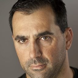 Michael Vincent Dagostino 飾演 Paramedic #1