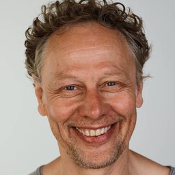 Thomas Bading 飾演 Maximilian von Brandis